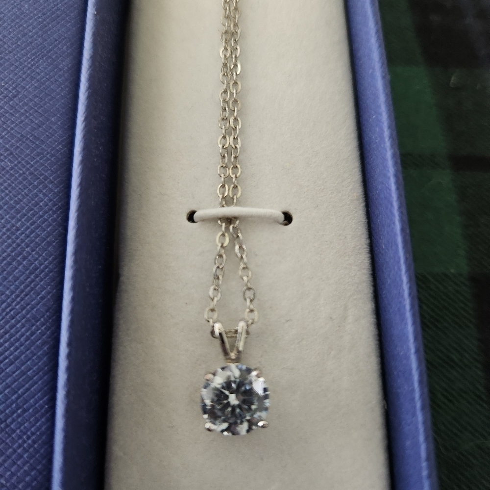NWOT Alluring Solitaire Pendant NecklaceWomen's 2 CT and Rhodium Plated